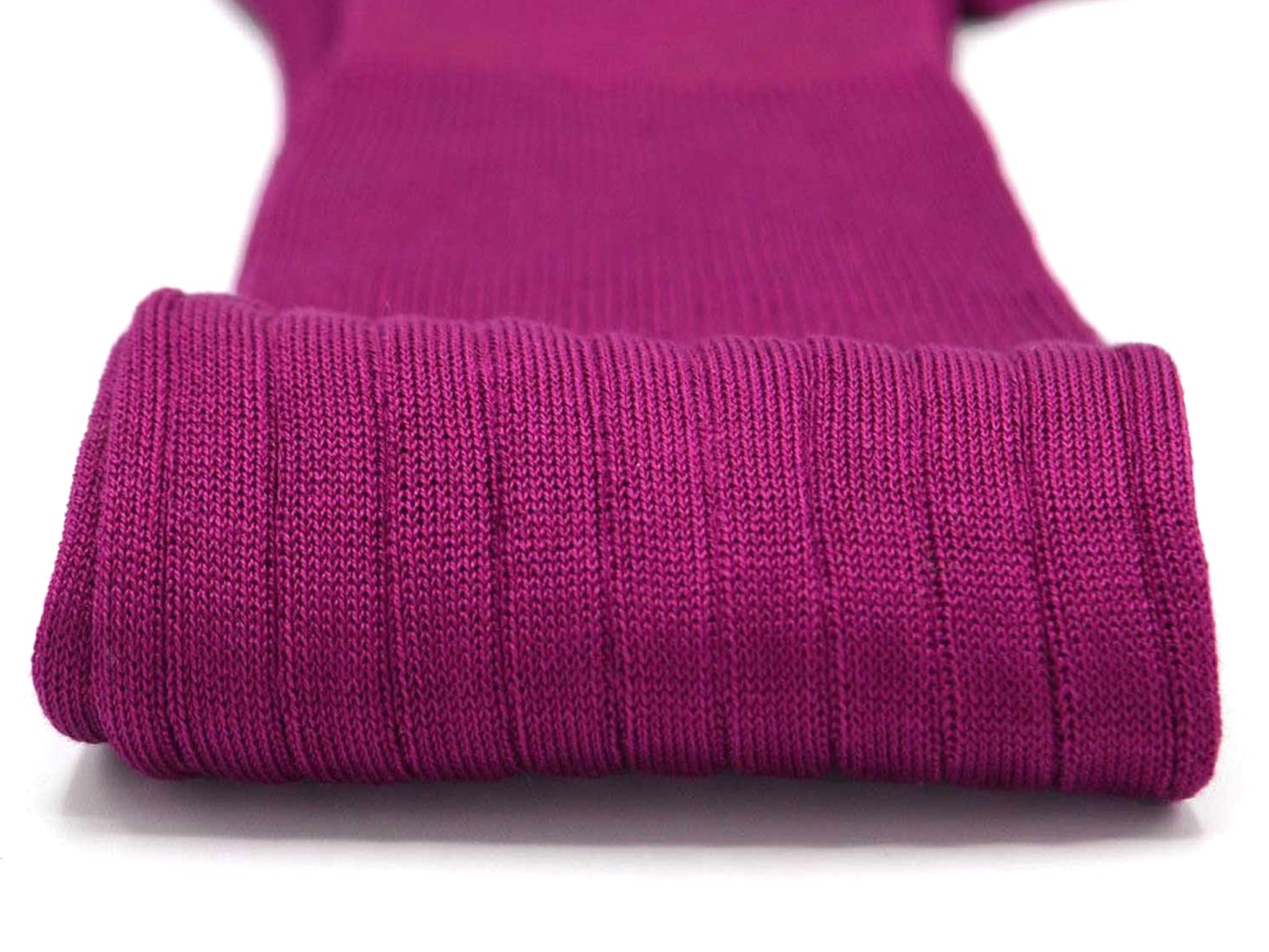 chaussettes-montantes-mi-bas-unies-violet-prune-en-pur-fil-d'écosse-remaillées-à-la-main-pour-homme